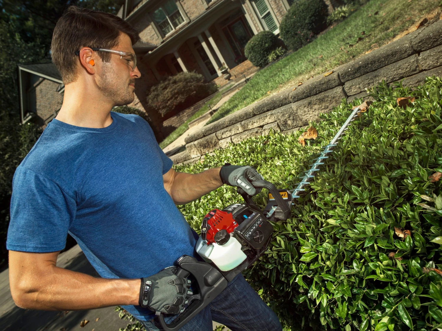 CRAFTSMAN Trimmers & Edgers 23-cc 2-cycle 22-in Dual-Blade Gas Hedge Trimmer 9 CRAFTSMAN Trimmers & Edgers 23-cc 2-cycle 22-in Dual-Blade Gas Hedge Trimmer - Image 9