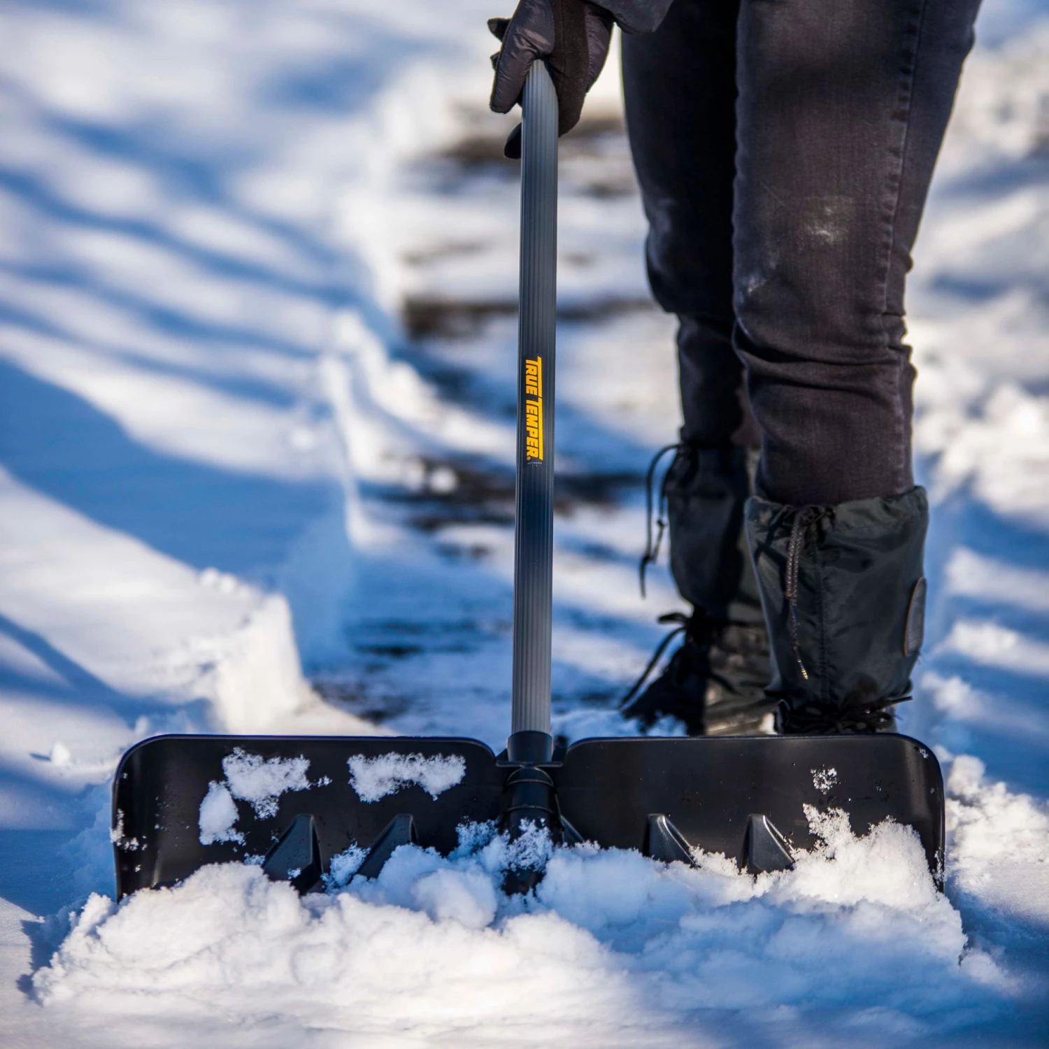 True Temper Lawn & Garden Hand Tools 24-in Poly Snow Shovel with 36-in Steel Handle 3 True Temper Lawn & Garden Hand Tools 24-in Poly Snow Shovel with 36-in Steel Handle - Image 3