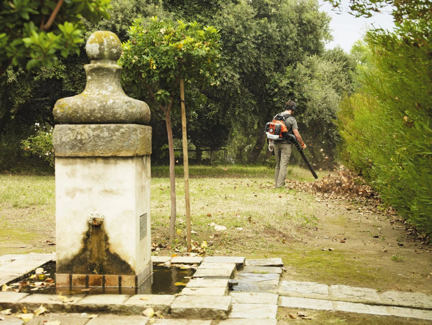 Husqvarna Leaf Blowers 100 51.7-cu cm 2-cycle 251-MPH 434-CFM Handheld Gas Leaf Blower 8 Husqvarna Leaf Blowers 100 51.7-cu cm 2-cycle 251-MPH 434-CFM Handheld Gas Leaf Blower - Image 8